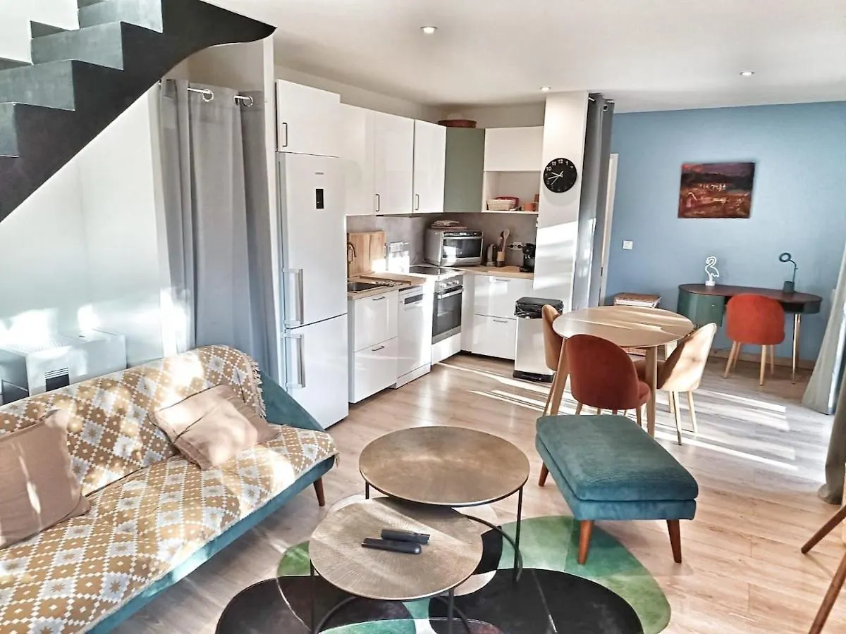 Au Sommer Des Ocres Et Des Bois - Maison T3 & Parking Roussillon en Isere 0*,  France