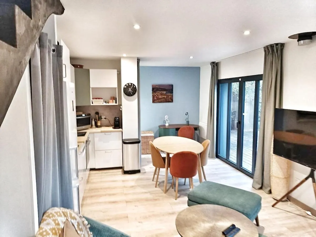 Au Sommer Des Ocres Et Des Bois - Maison T3 & Parking Roussillon en Isere 0*,  France